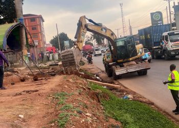 UNRA pulls down structures along Kampala-Jinja Highway road reserve