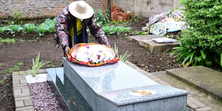 President Museveni laying a wreath
