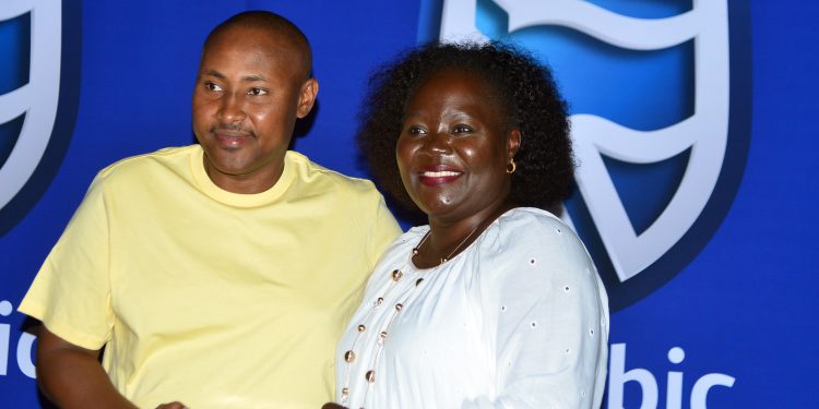Emmanuel Tayebwa (L) receives his prize from Lady President Doreen Mwesigye during the awarding session of the Stanbic January Mug-1