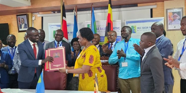 The two minister exchange documents after the signing