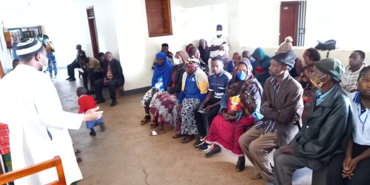 Kamukira health centre officer addressing patients