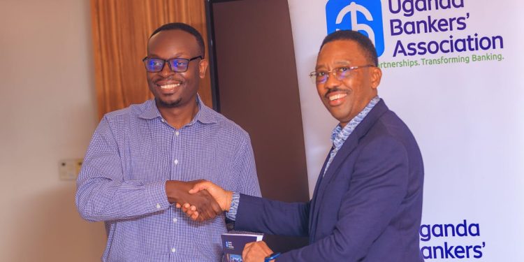 Julius Kakeeto (L), Pearl Bank Managing Director, (Outgoing UBA Chairman) and Michael Mugabi (R) Housing Finance Bank MD ( Incoming UBA Chairman)