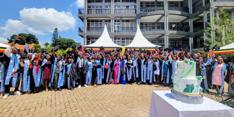 Graduands-in-a-group-photo