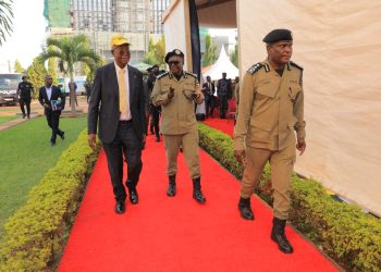 Internal Affairs Minister pledges stronger support for police after headquarters visit