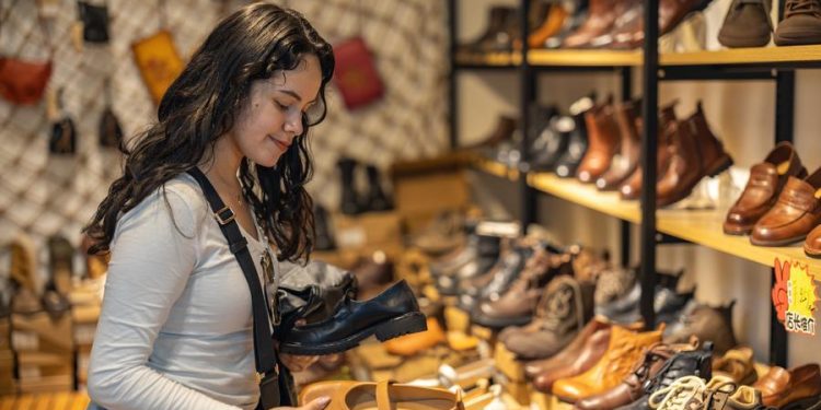 A tourist from Mexico purchases shoes at an international smallware wholesale market in Yuzhong District of Chongqing, southwest China, April 22, 2026.