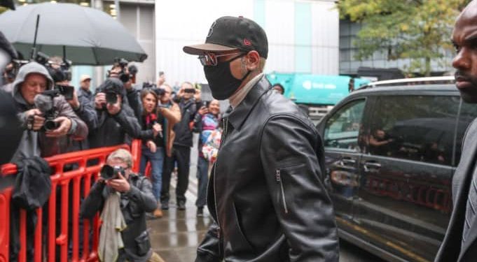 Chris Brown passing through fans heading to court